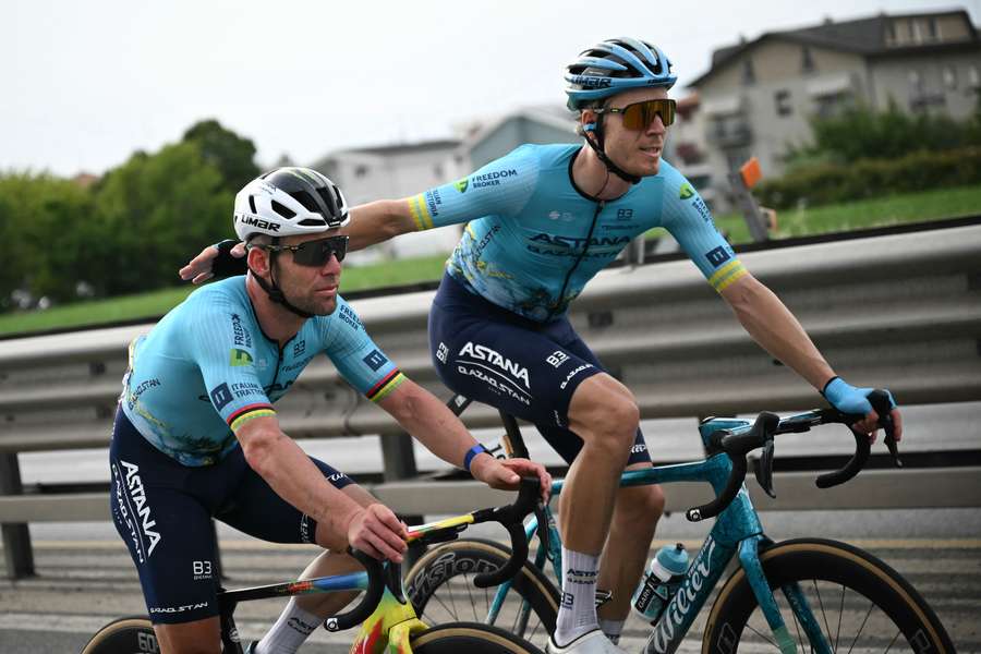 Cees Bol (R) met ploeggenoot Mark Cavendish tijdens de Tour de France