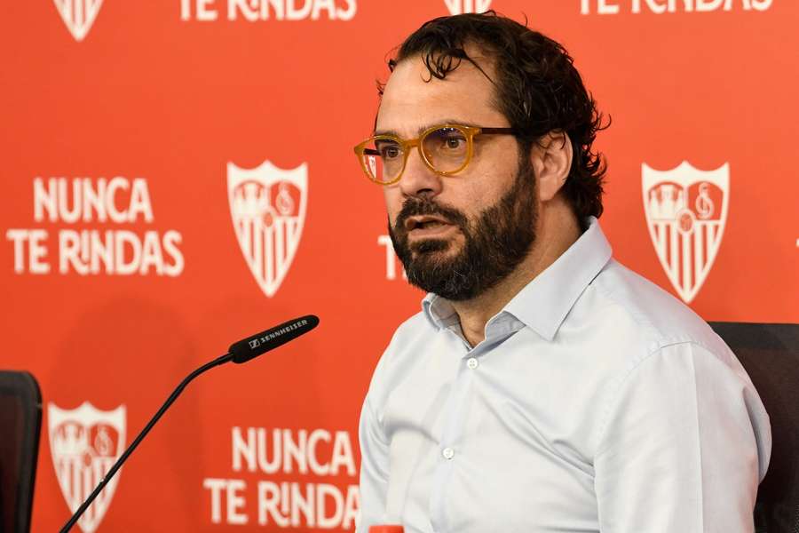 Víctor Orta devant les médias.