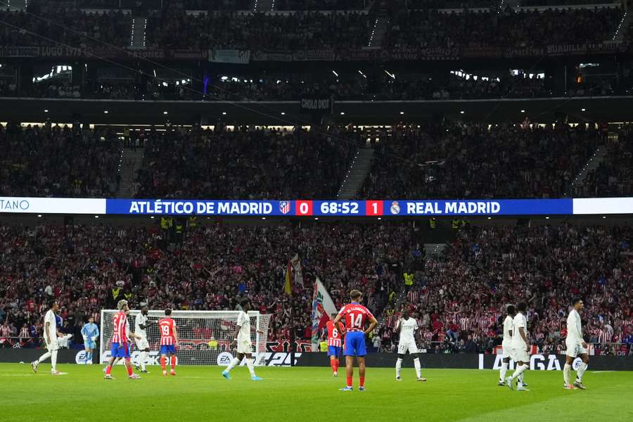 Imagine a stadionului Metropolitano în timpul meciului Atlético de Madrid-Real Madrid.