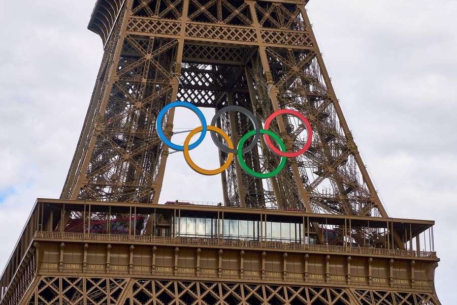 Der Eiffelturm in Paris wurde mit den Olympischen Ringen geschmückt.