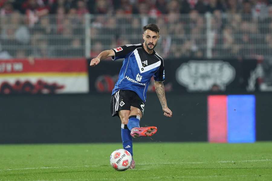 Die etwas andere Doppelbestrafung für Fabio Vieira. Zu dem Platzverweis kommt auch eine Verletzung.