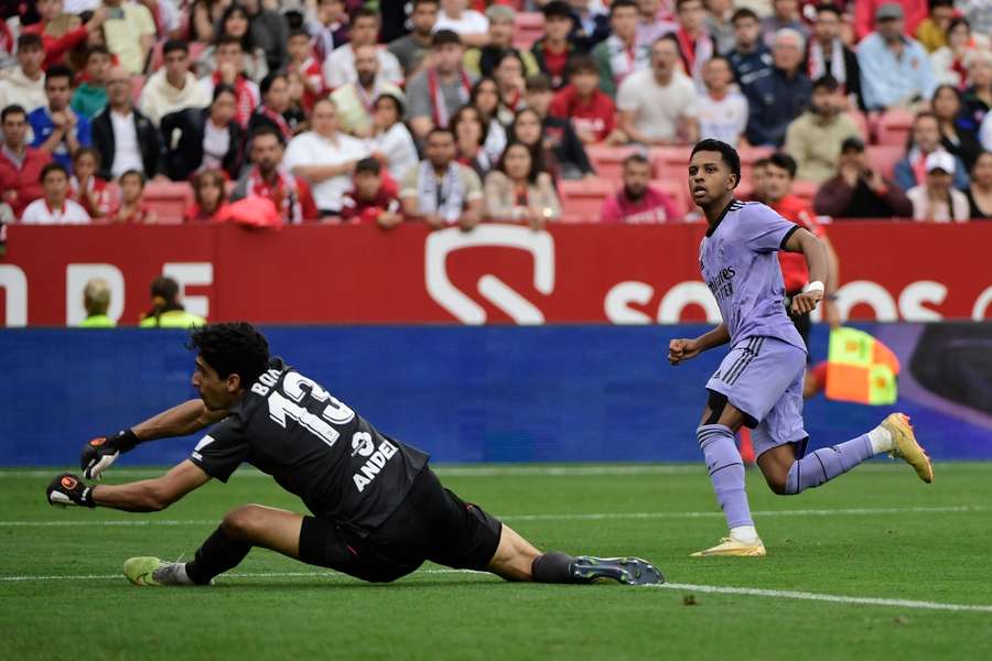 Rodrygo bate Bono durante um jogo entre o Sevilha e o Real Madrid.