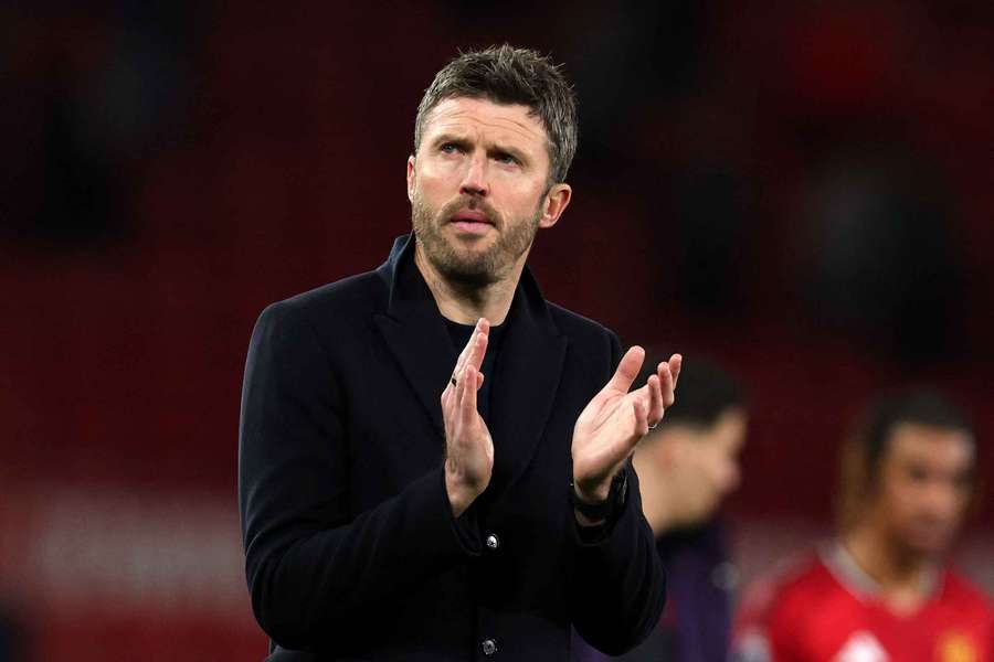Carrick applauds the Man Utd supporters