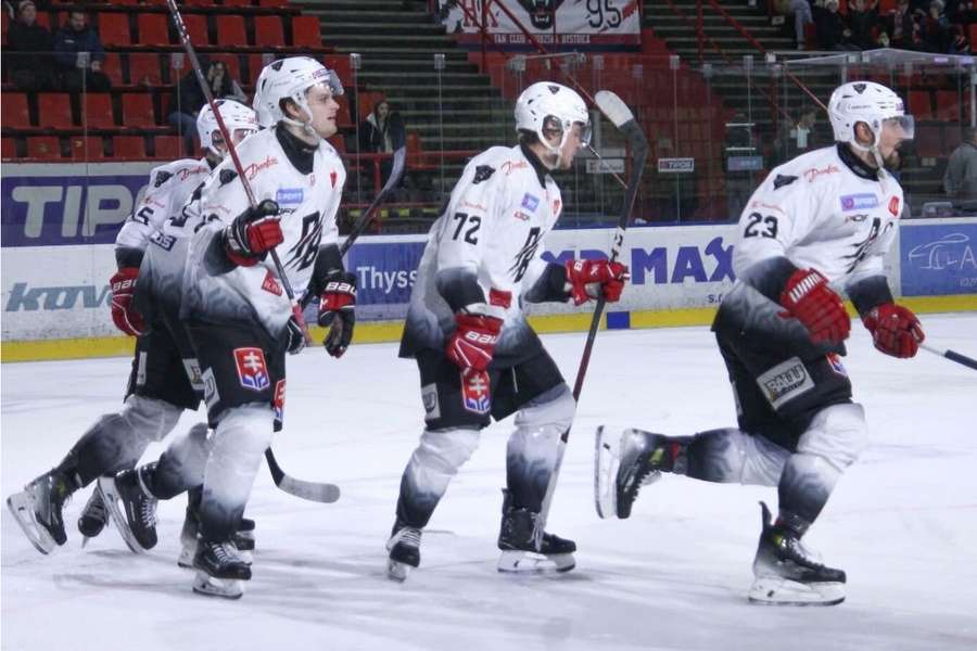 Hokejisti Považskej Bystrice nedali slovenskej osemnástke žiadnu šancu. Hokejisti Považskej Bystrice nedali slovenskej osemnástke žiadnu šancu.