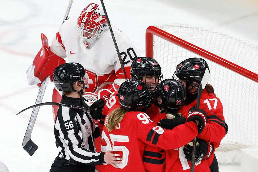 Marie-Philip Poulin celebrates record with teammates