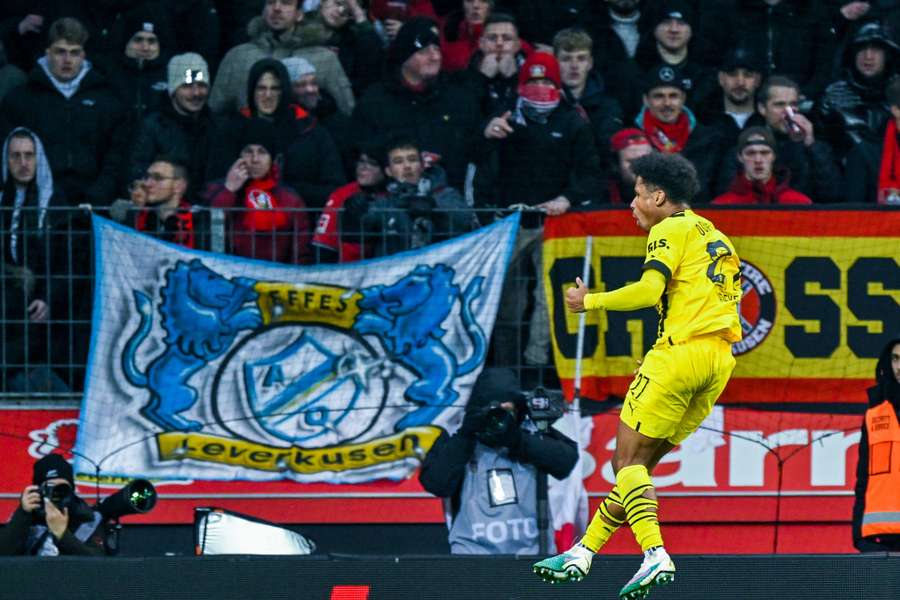 Karim Adeyemi fejrer sit mål til 1-0 foran udefansne. Karim Adeyemi fejrer sit mål til 1-0 foran udefansne.