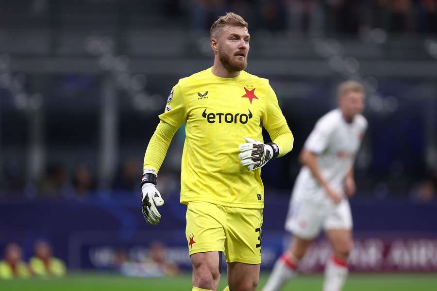 Brankář Slavie Jindřich Staněk.