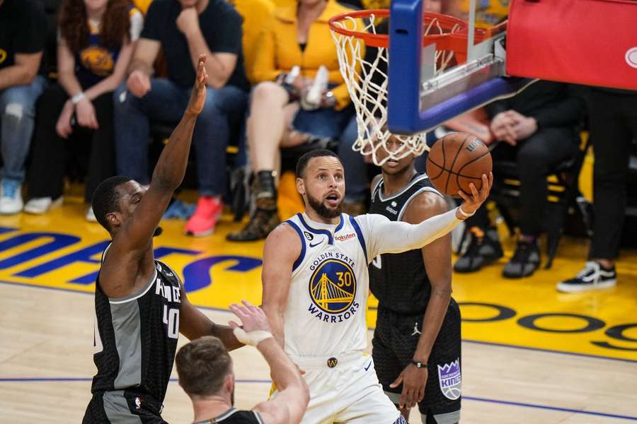 Curry dotáhl Golden State k druhé výhře.