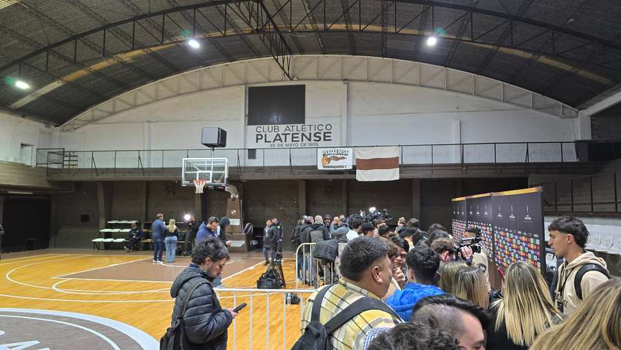 Zona mista na quadra de basquete do Platense