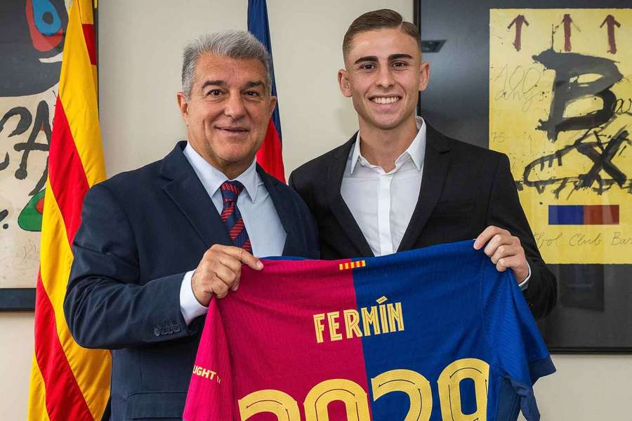 Fermín López posa com Joan Laporta 