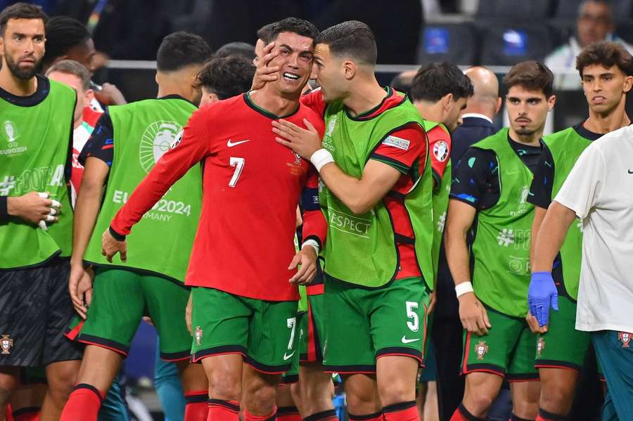 Cristiano Ronaldo was tot tranen toe geroerd na het missen van een penalty tegen Slovenië.
