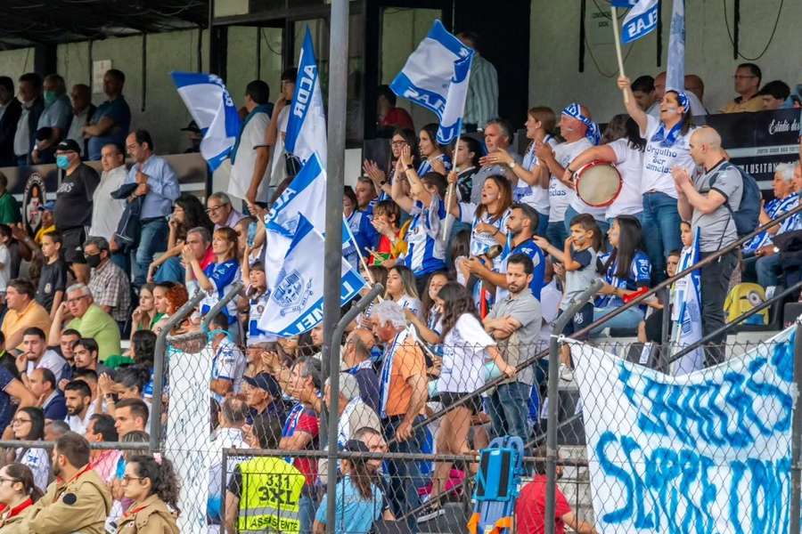 Os adeptos do Lamelas no apoio à equipa Os adeptos do Lamelas no apoio à equipa