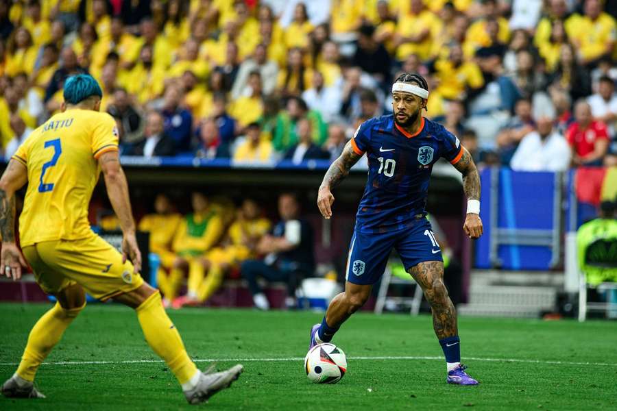 Depay, în duel cu Rațiu, în timpul partidei dintre România și Olanda din optimile Euro 2024