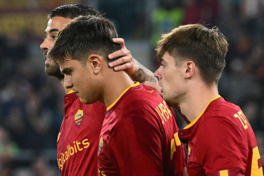 Dybala é consolado por companheiros após lesão em jogo contra o Lecce