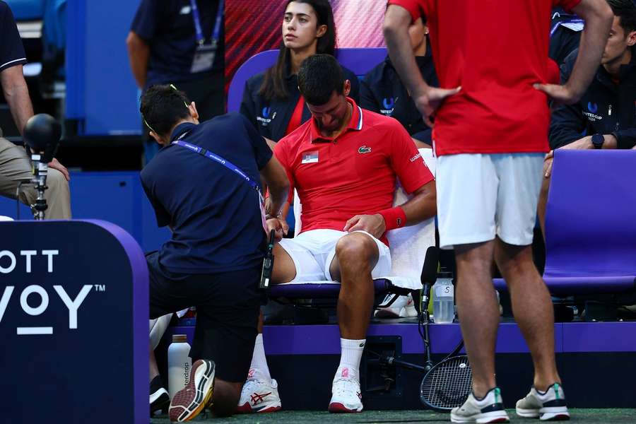 Djokovic recebe atendimento médico em partida que terminou com sua derrota