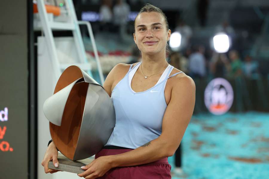 Sabalenka, con el trofeo que la acredita como campeona del Madrid Open