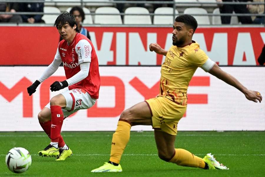 Matthieu Udol au duel contre Junya Ito lors de la dernière journée de Ligue 1.