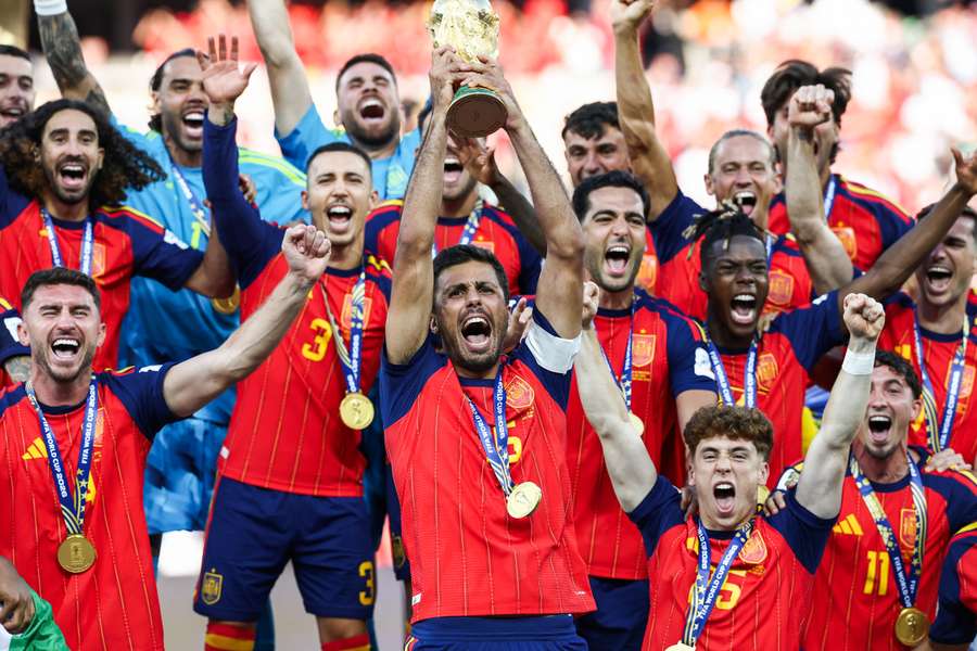 Capitão Rodri, melhor jogador da Copa, levanta o troféu nos Estados Unidos Capitão Rodri, melhor jogador da Copa, levanta o troféu nos Estados Unidos