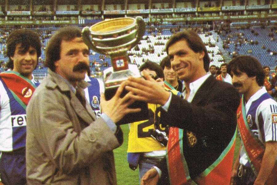 Artur Jorge soulève le trophée du championnat avec Fernando Gomes.