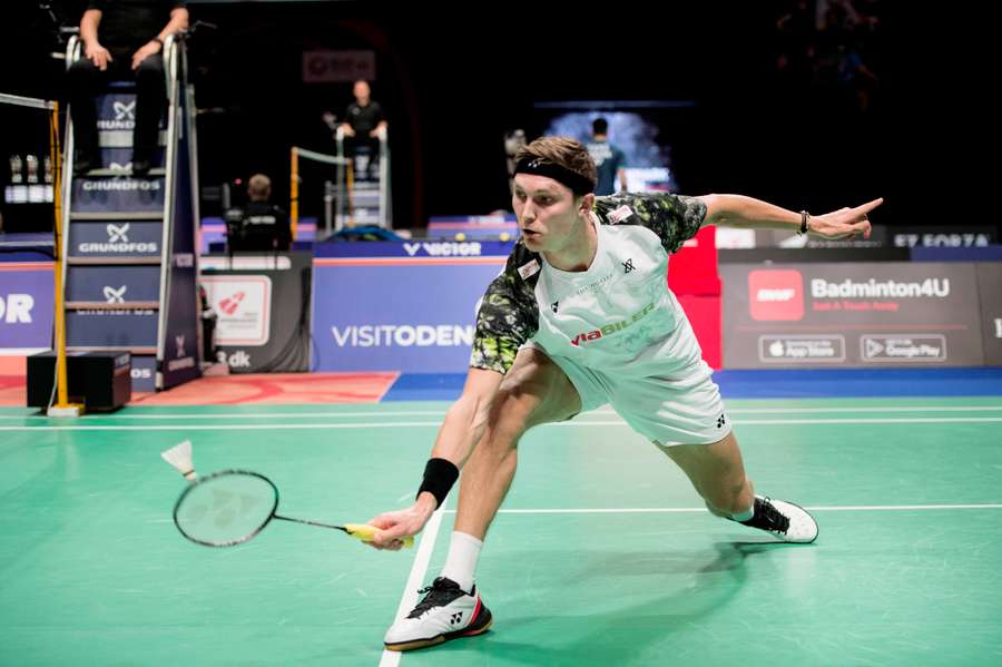 Malaysian Open: Axelsen videre til kvartfinale uden kamp, Antonsen færdig efter 3-sæts-drama