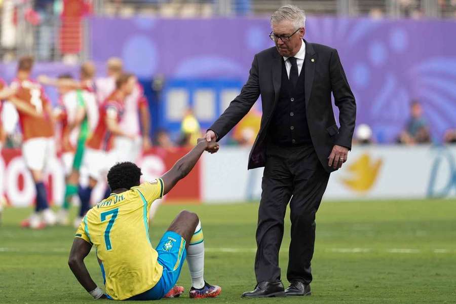 Ancelotti și Vinicius Jr.