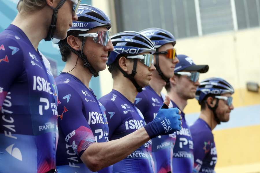 Team Israel - Premier Tech voorafgaand aan de 6e etappe van Tirreno-Adriatico op 11 maart