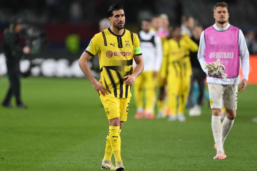 Emre Can, abatido tras la derrota por 4-0 del Borussia Dortmund ante el Barcelona en la Liga de Campeones de la UEFA. Emre Can, abatido tras la derrota por 4-0 del Borussia Dortmund ante el Barcelona en la Liga de Campeones de la UEFA.