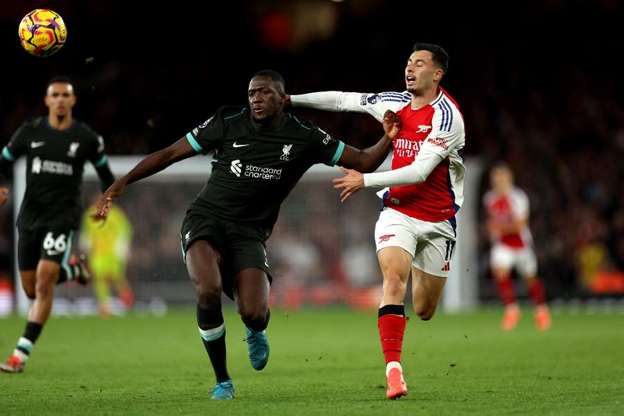 Ibrahima Konaté et Gabriel Martinelli au duel.