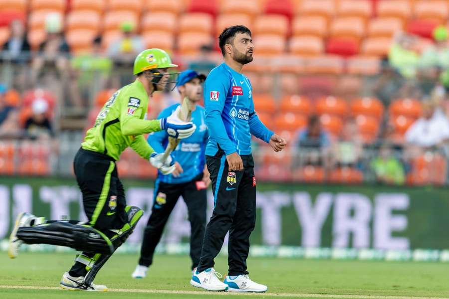 Sydney Thunder bowled out for 15 in record humiliation