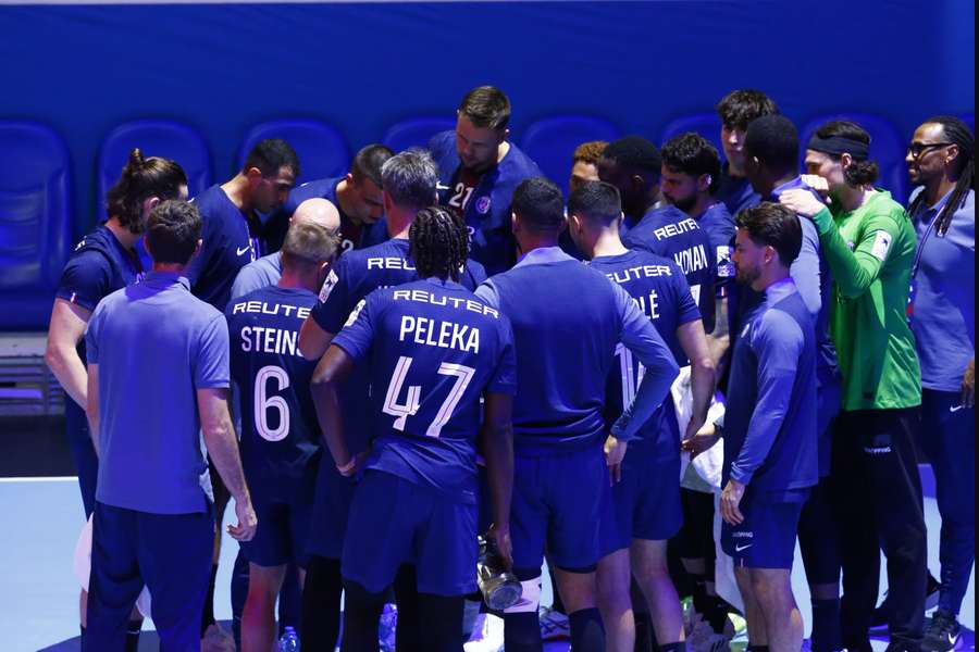 Le PSG Handball en plein briefing tactique.