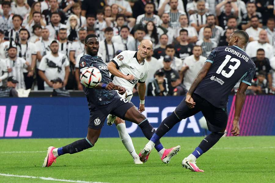 Václav Černý dává gól v zápase s Marseille.