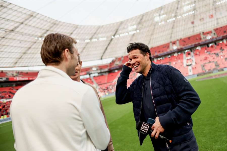 Michael Ballack kommentiert inzwischen als TV-Experte die Geschicke seines Ex-Klubs aus Leverkusen.