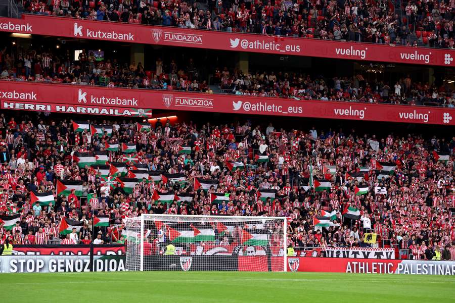 Des drapeaux palestiniens dans les travées de San Mamés le 4 octobre. Des drapeaux palestiniens dans les travées de San Mamés le 4 octobre.