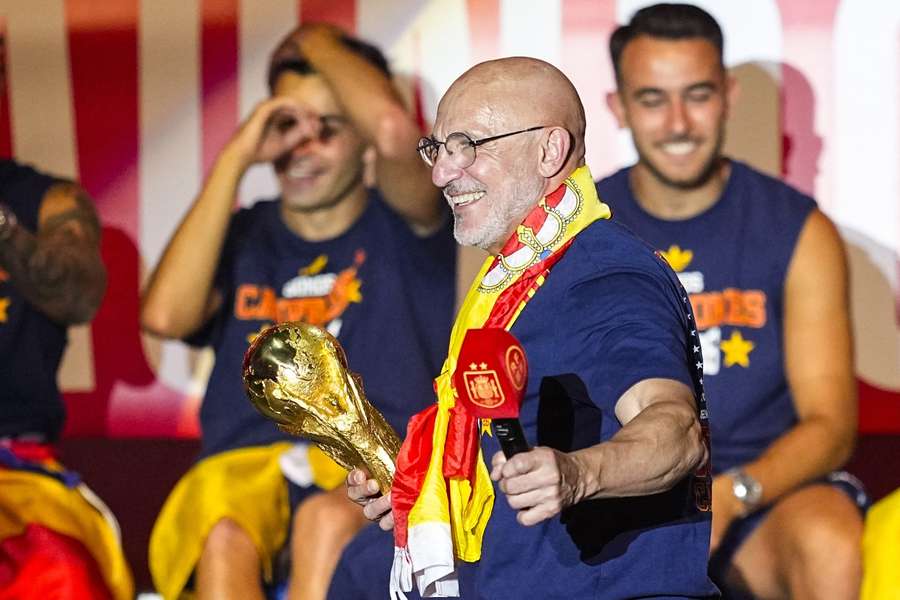 Luis de la Fuente celebra la victoria de España en el Mundial Luis de la Fuente celebra la victoria de España en el Mundial