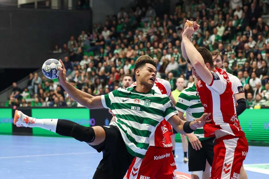 Sporting's Edy Silva (L) and Aalborg's Patrick Anderson (R) in action during Wednesday's clash