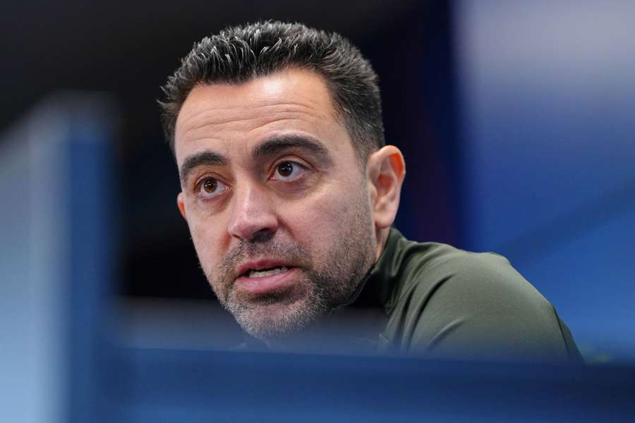 Barcelonas træner Xavi taler til en pressekonference