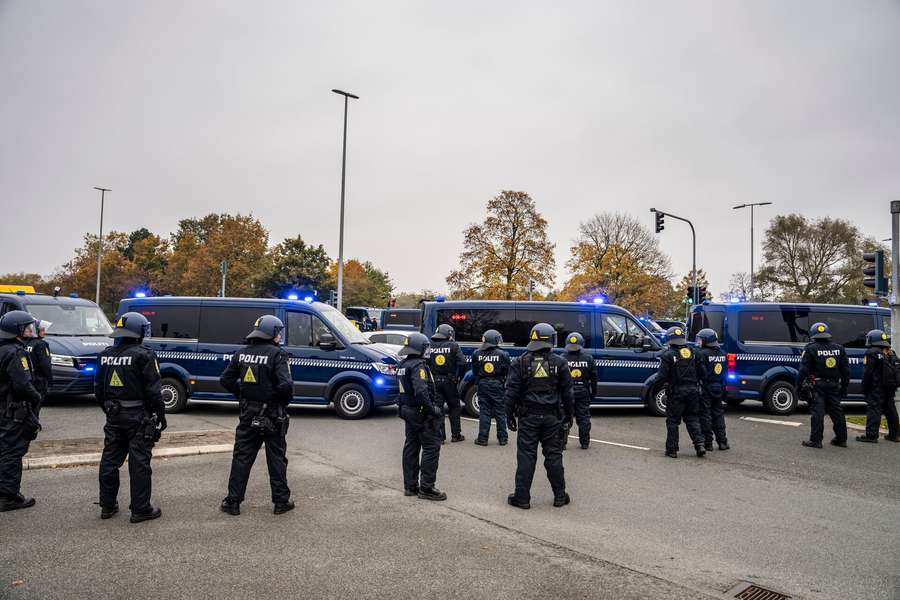 Politiet var talstærkt til stede ved kampen.