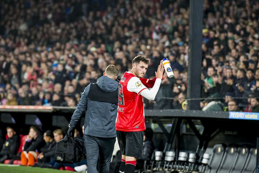 Giménez verliet geblesseerd het veld tegen Vitesse