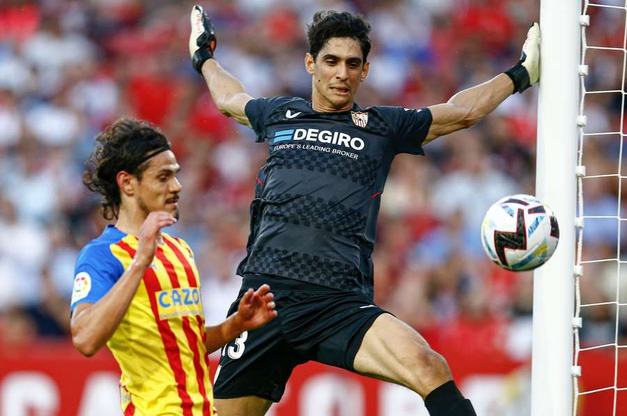 Cavani y Bono fueron protagonistas del partido entre el Sevilla y el Valencia.