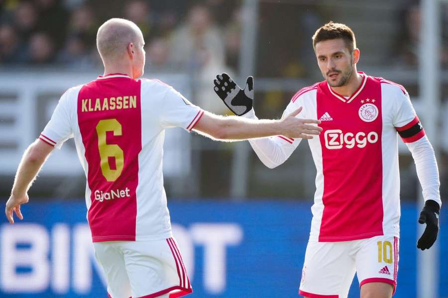 Klaassen e Tadic celebram o golo do Ajax