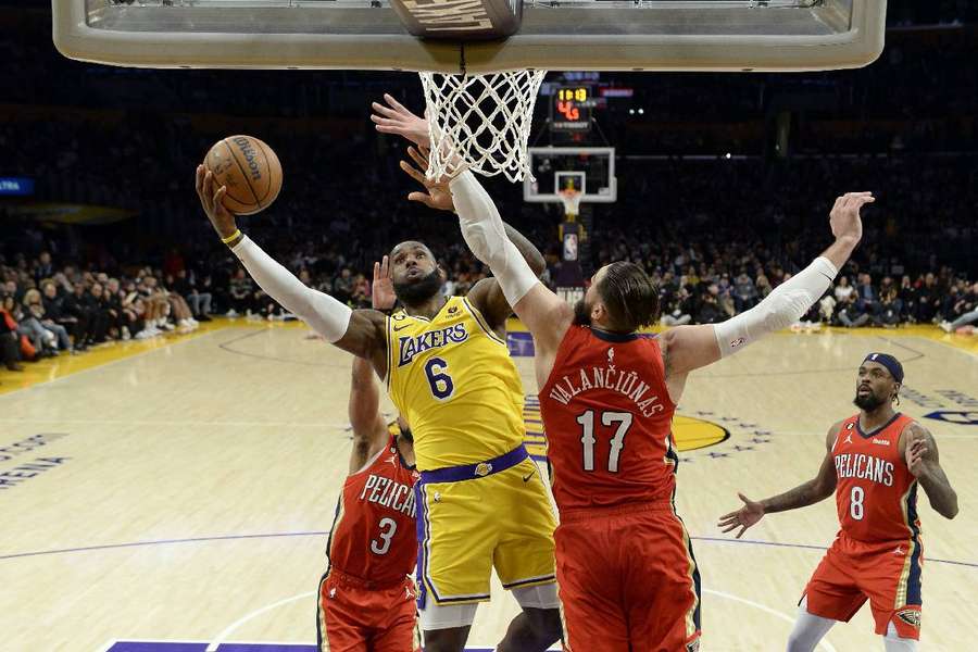 LeBron em disputa com Valanciunas durante Lakers x Pelicans