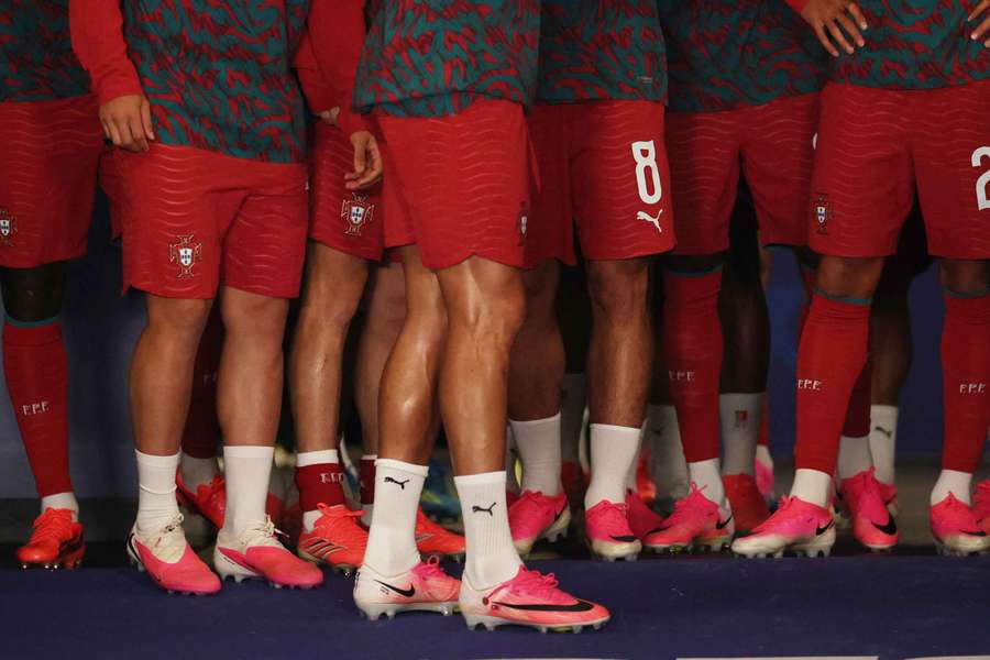 Los jugadores de Portugal se vuelcan con el rosa en sus botas Los jugadores de Portugal se vuelcan con el rosa en sus botas