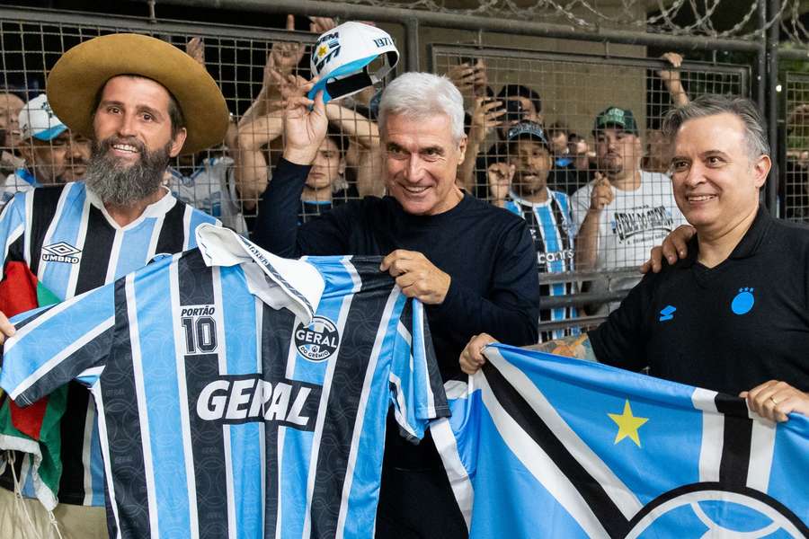 Luís Castro na chegada a Porto Alegre para assumir o Grêmio