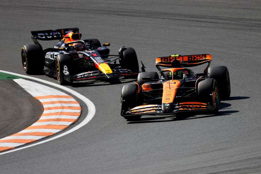 Lando Norris przed Maxem Verstappenem w Grand Prix Holandii 