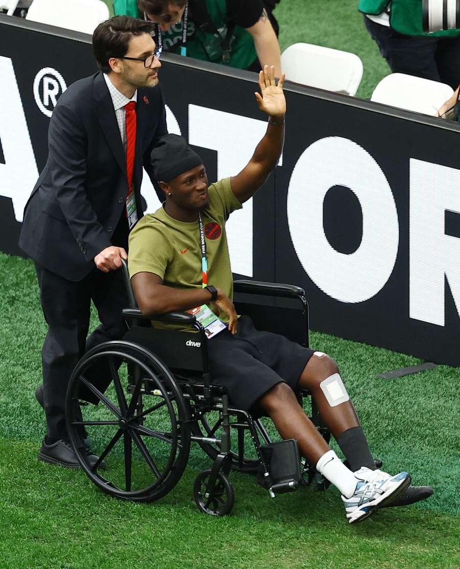Ismael Kone am Spielfeldrand