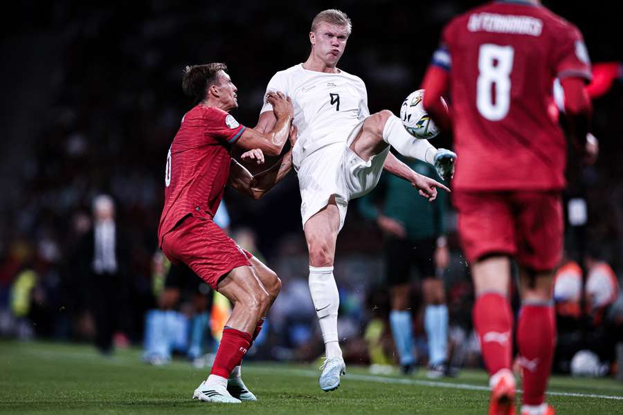 Erling Haaland in azione durante la partita Portogallo-Norvegia di UEFA Nations League Erling Haaland in azione durante la partita Portogallo-Norvegia di UEFA Nations League