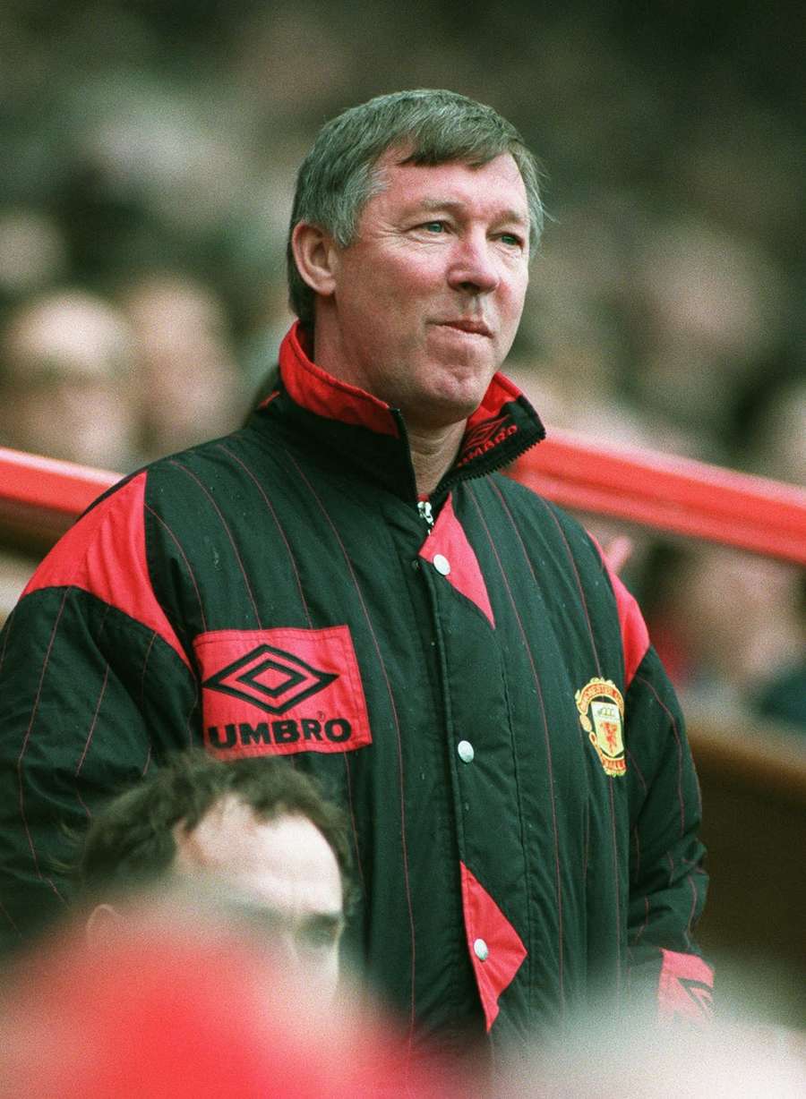 Alex Ferguson ser til fra tribunen i 1995