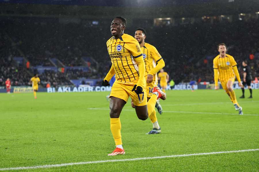 Minteh festeja diante do Brighton