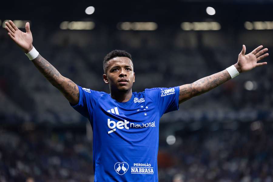 Keny Arroyo marcou um golaço novamente contra o Flamengo
