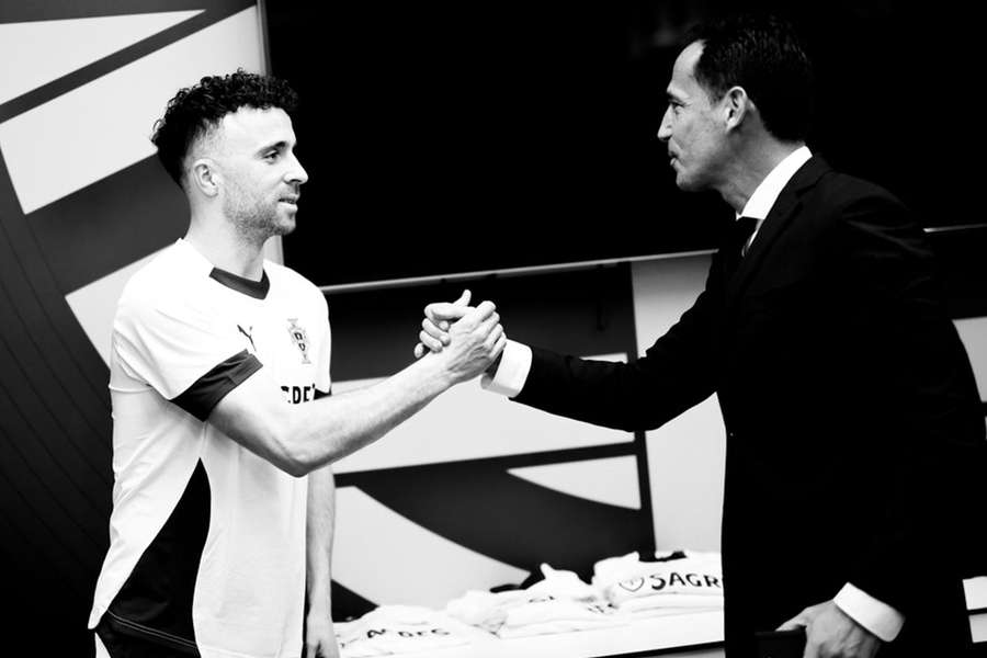 Pedro Proença saluda a Diogo Jota